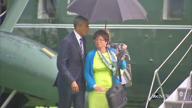 What Happens When Only President Obama Has an Umbrella?