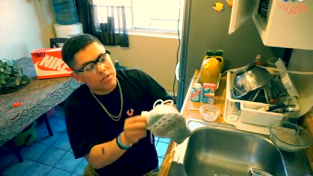 HOW TO CLEAN YOUR WHITE SHOES WITH MR.CLEANS MAGIC ERASER!!!!!! 100 WORKS!!!!!!!