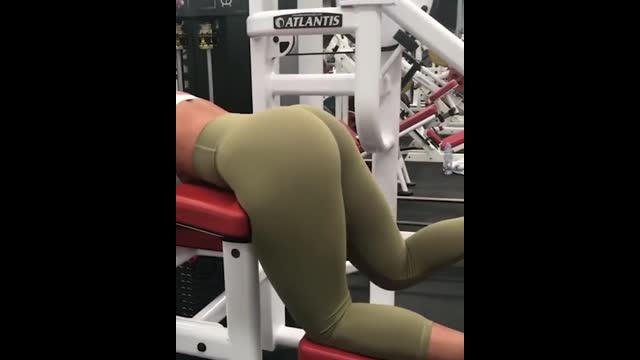 Butt workouts - TAG your girl working on them glutes
