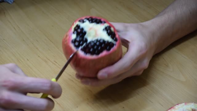 POMEGRANATE OPENING DIY