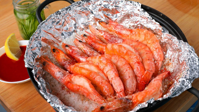 Salt-roasted shrimp (Saeu-sogeum-gui: 새우소금구이)