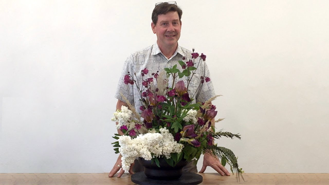 How To Make A Spring Garden Design In Chickenwire Base #lockdown #staysafe