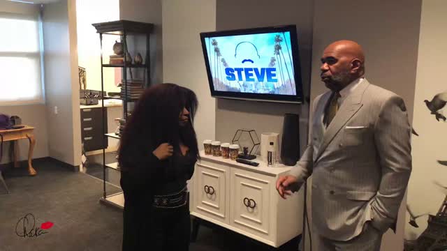 Chaka talking with Steve Harvey backstage before the #SteveHarveyTVShow