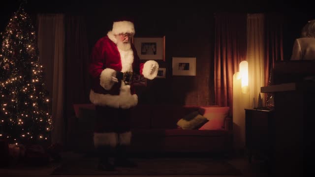 Brenda Lee - Rockin' Around The Christmas Tree (Official Music Video)