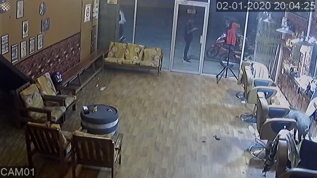 Wild pig walks into hair salon and goes on a rampage.