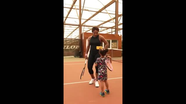 SERENA WILLIAMS TEACHING TENNIS TO HER DAUGHTER WITH "BABY CHAMPION" 😍 SERENA WILLIAMS 2021