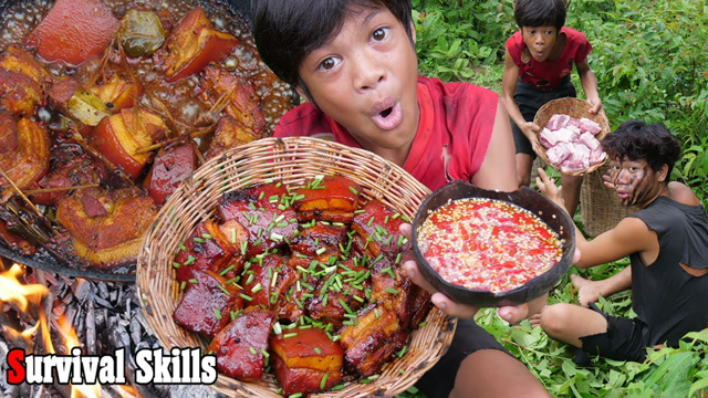 Survival Skills Primitive - Cooking and braised pork belly eating spicy delicious
