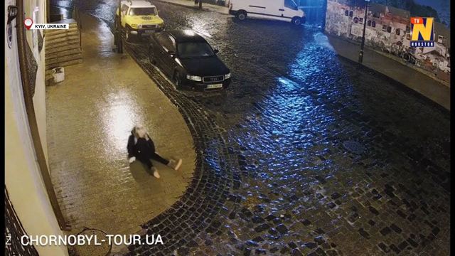SLIPPERY GLAZED ICE CAUSE PEOPLE HOSPITALIZED IN KIEV, UKRAINE| GIRL CAN'T GET OUT FROM ICY PATH