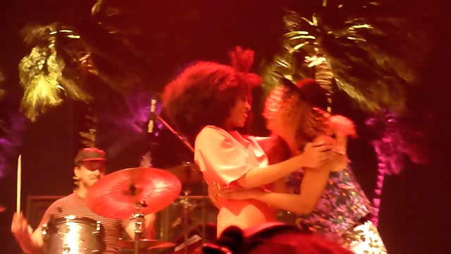 Solange and Beyonce dancing at Coachella