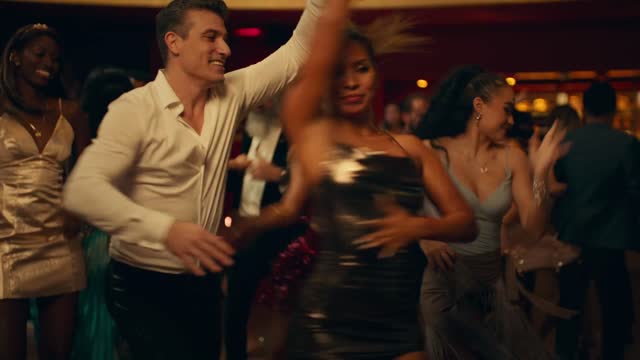 Daddy Yankee & Marc Anthony - De Vuelta Pa' La Vuelta (Video Oficial)