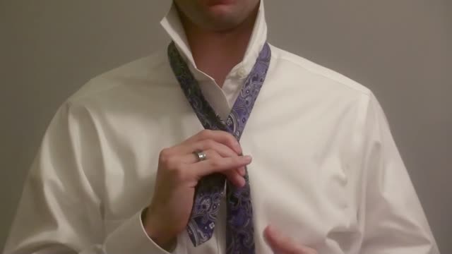 How to Tie a Tie (Mirrored / Slowly) - Full Windsor Knot
