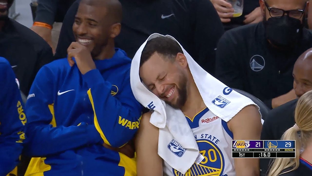 Jonathan Kuminga Passes to Steph Curry on the Bench