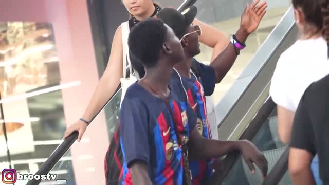 TOCAMOS A CHICOS EN LAS ESCALERAS MECÁNICAS [Broma Cámara Oculta]