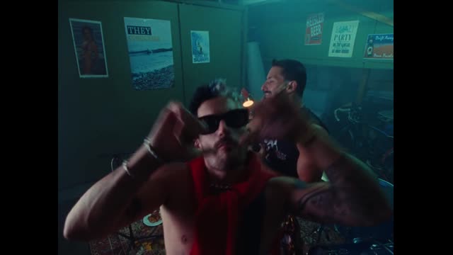 Mau y Ricky - PAPÁS (Official Video)