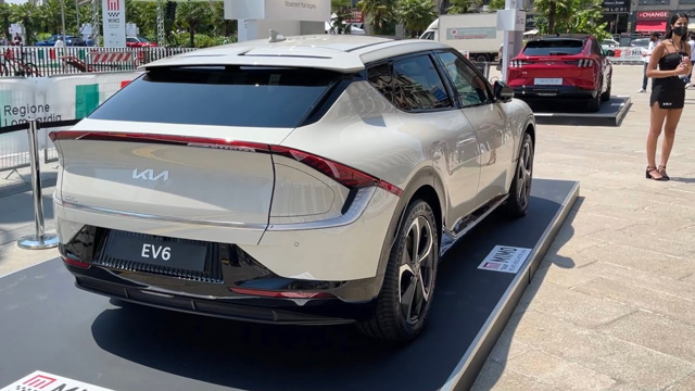 New KIA EV6 vs HYUNDAI IONIQ 5 (2022) - visual COMPARISON exterior & interior   which one is better