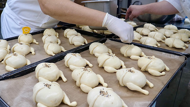 신박합니다! 나오자마자 완판되는 원조 통닭빵, 치킨빵 Whole chicken bread - Korean street food
