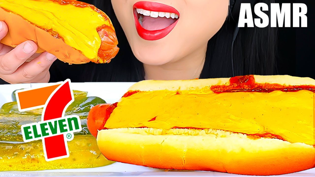 ASMR CHEESY CHILI HOT DOG 7-Eleven Mukbang | Eating Show | ASMR Phan